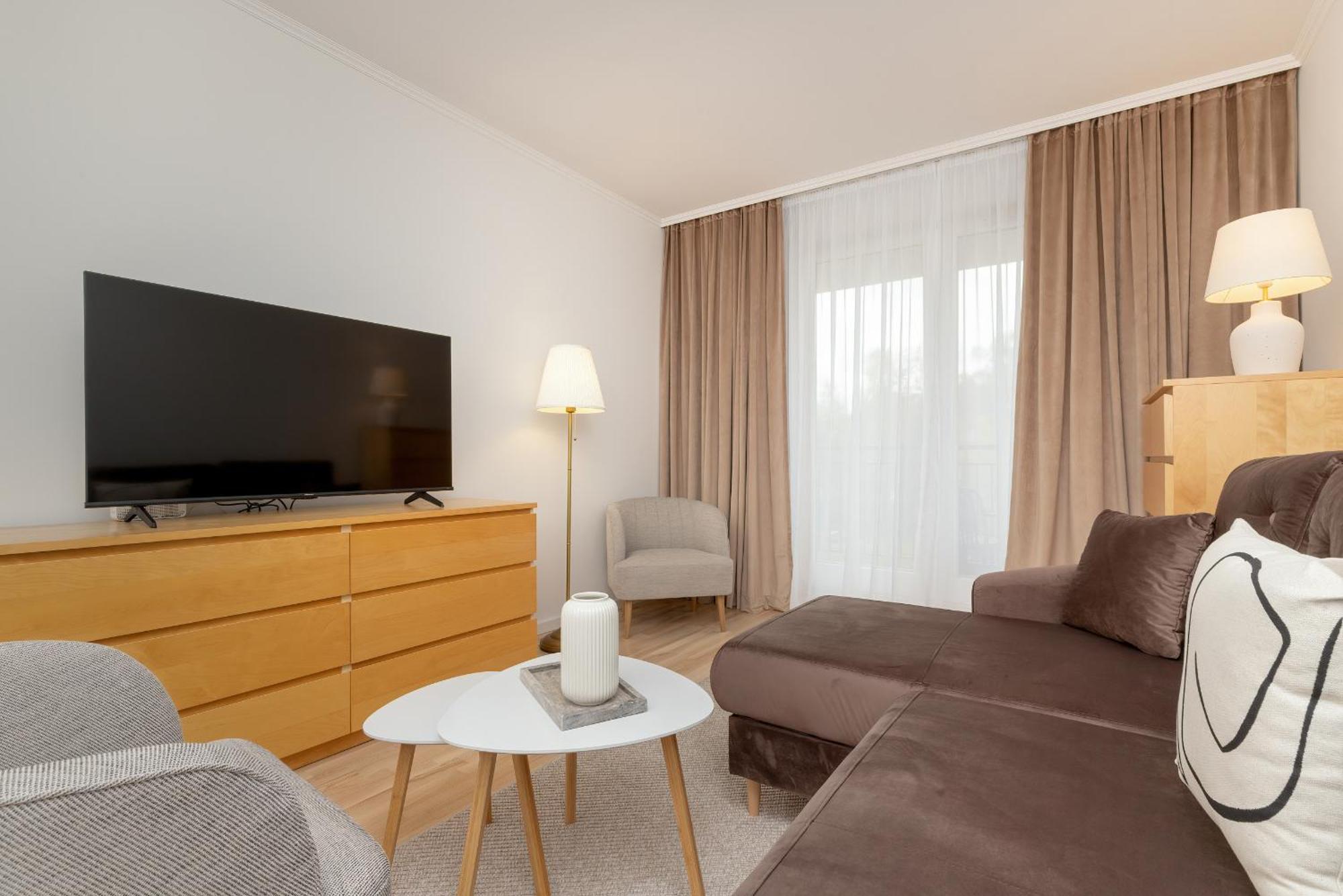 Two Bedroom In With Desk For Remote Work And Bathtub By Renters * Gdansk