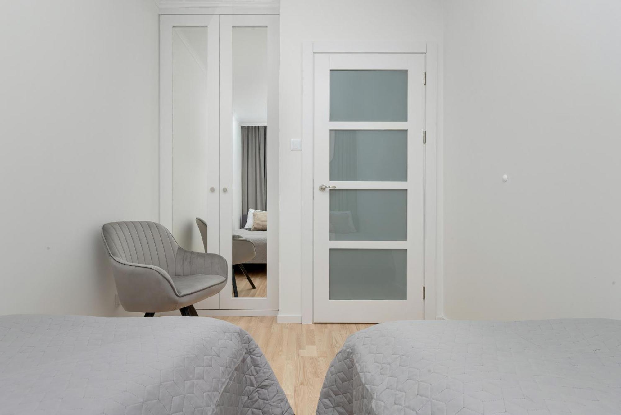 Apartamento Two Bedroom In With Desk For Remote Work And Bathtub By Renters Gdansk