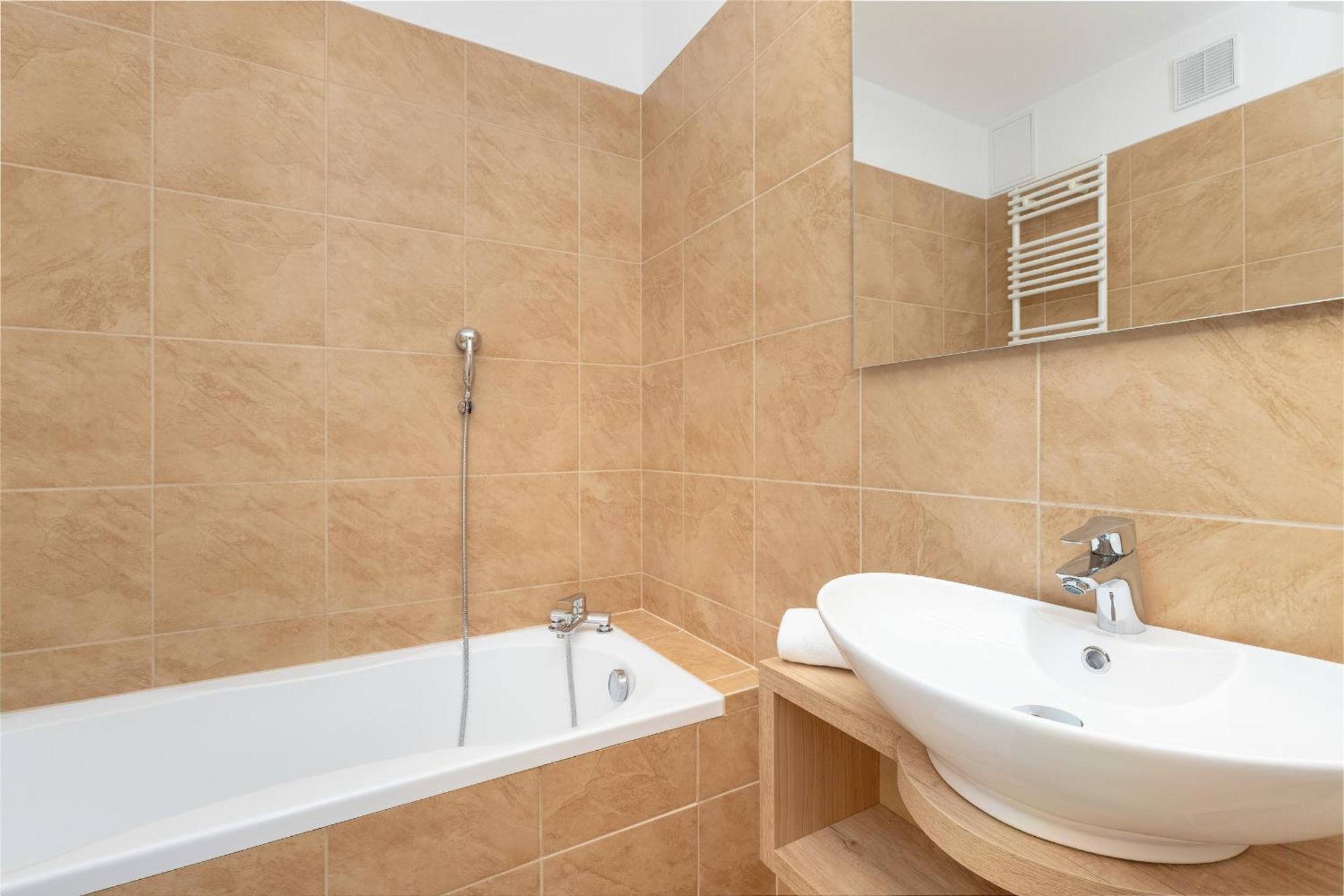 Two Bedroom In With Desk For Remote Work And Bathtub By Renters Apartamento *