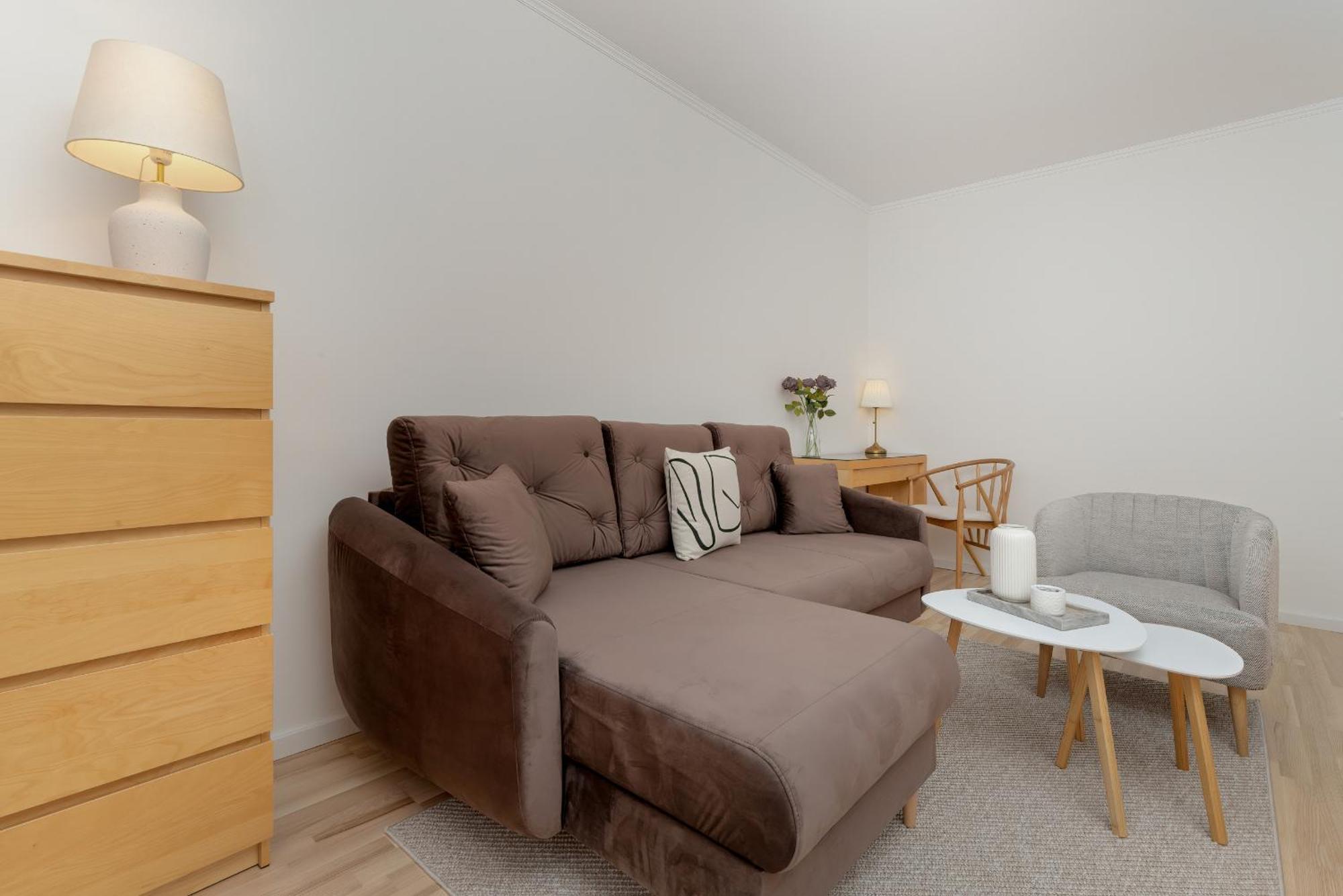 Two Bedroom In With Desk For Remote Work And Bathtub By Renters Apartamento *