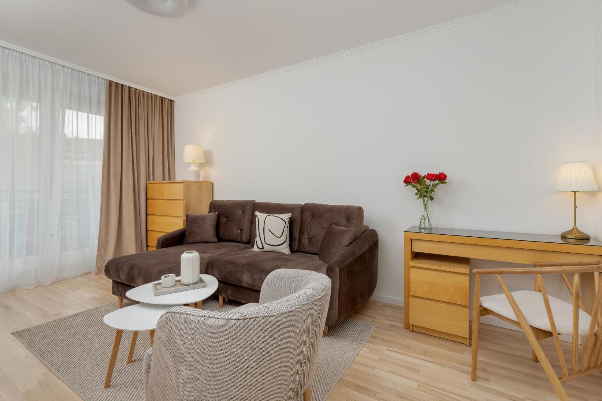 Two Bedroom In With Desk For Remote Work And Bathtub By Renters Gdansk