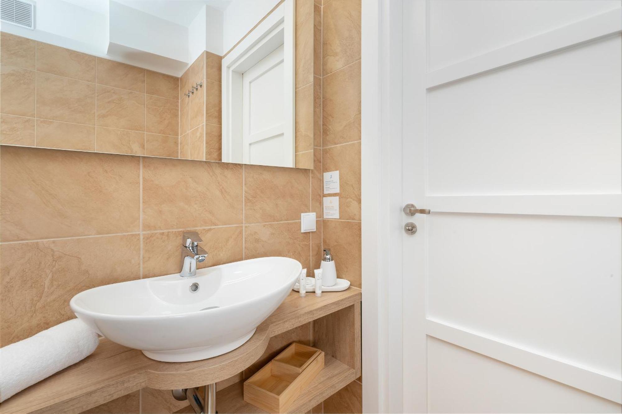 Apartment Two Bedroom In With Desk For Remote Work And Bathtub By Renters