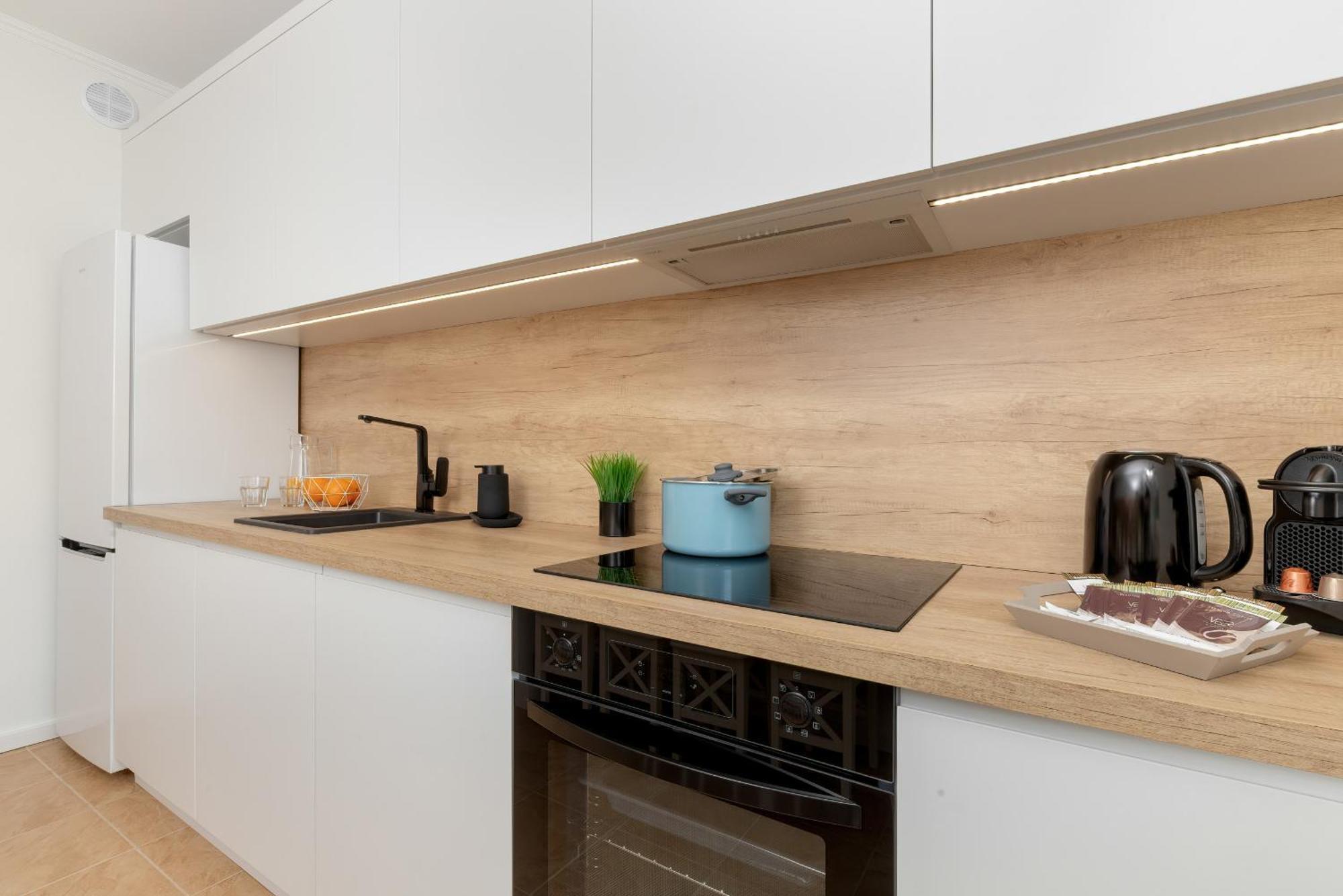 Two Bedroom In With Desk For Remote Work And Bathtub By Renters Apartment Danzig