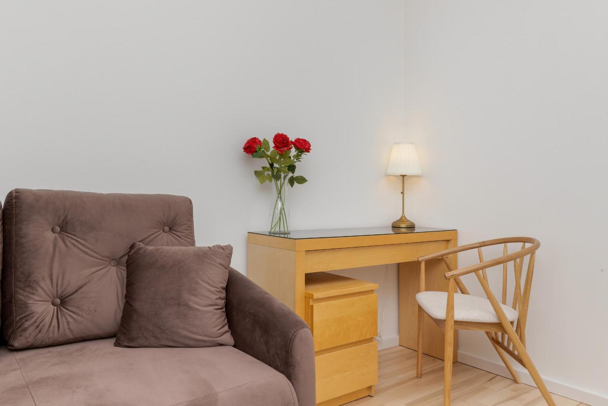 Apartment Two Bedroom In With Desk For Remote Work And Bathtub By Renters Danzig