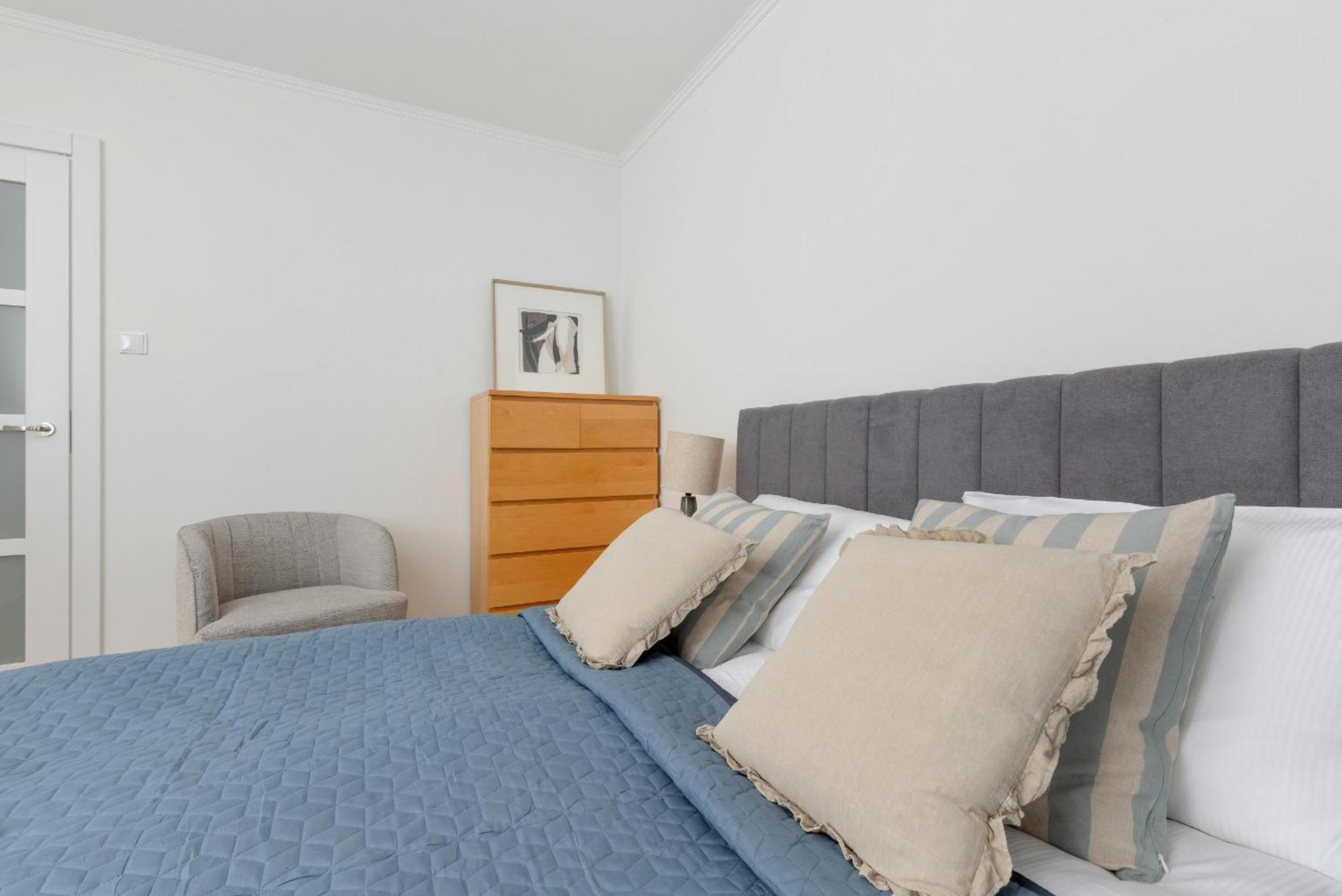 Two Bedroom In With Desk For Remote Work And Bathtub By Renters *