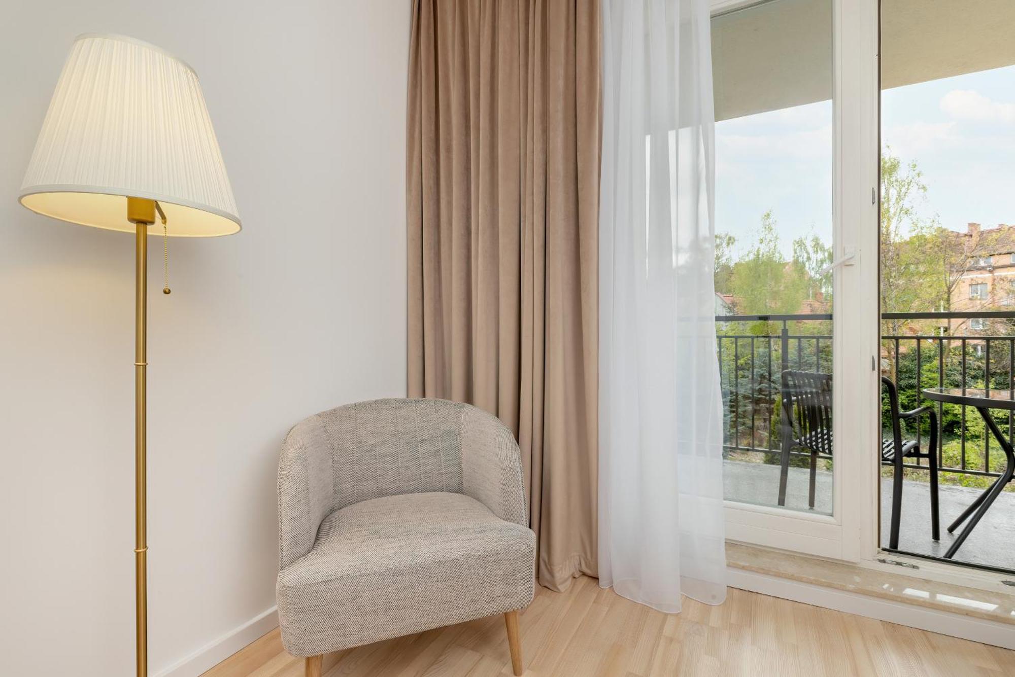 Apartment Two Bedroom In With Desk For Remote Work And Bathtub By Renters