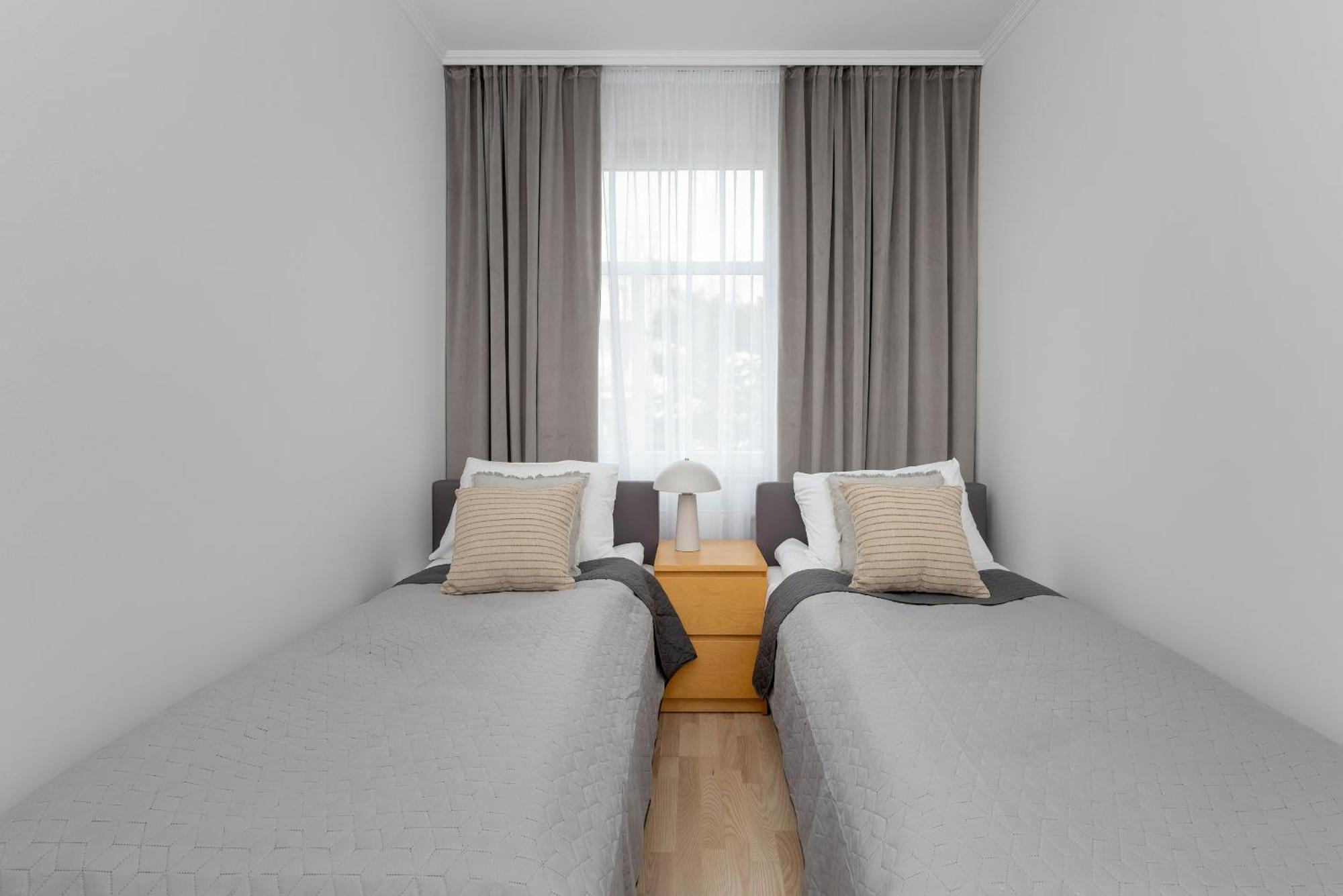 Apartment Two Bedroom In With Desk For Remote Work And Bathtub By Renters *