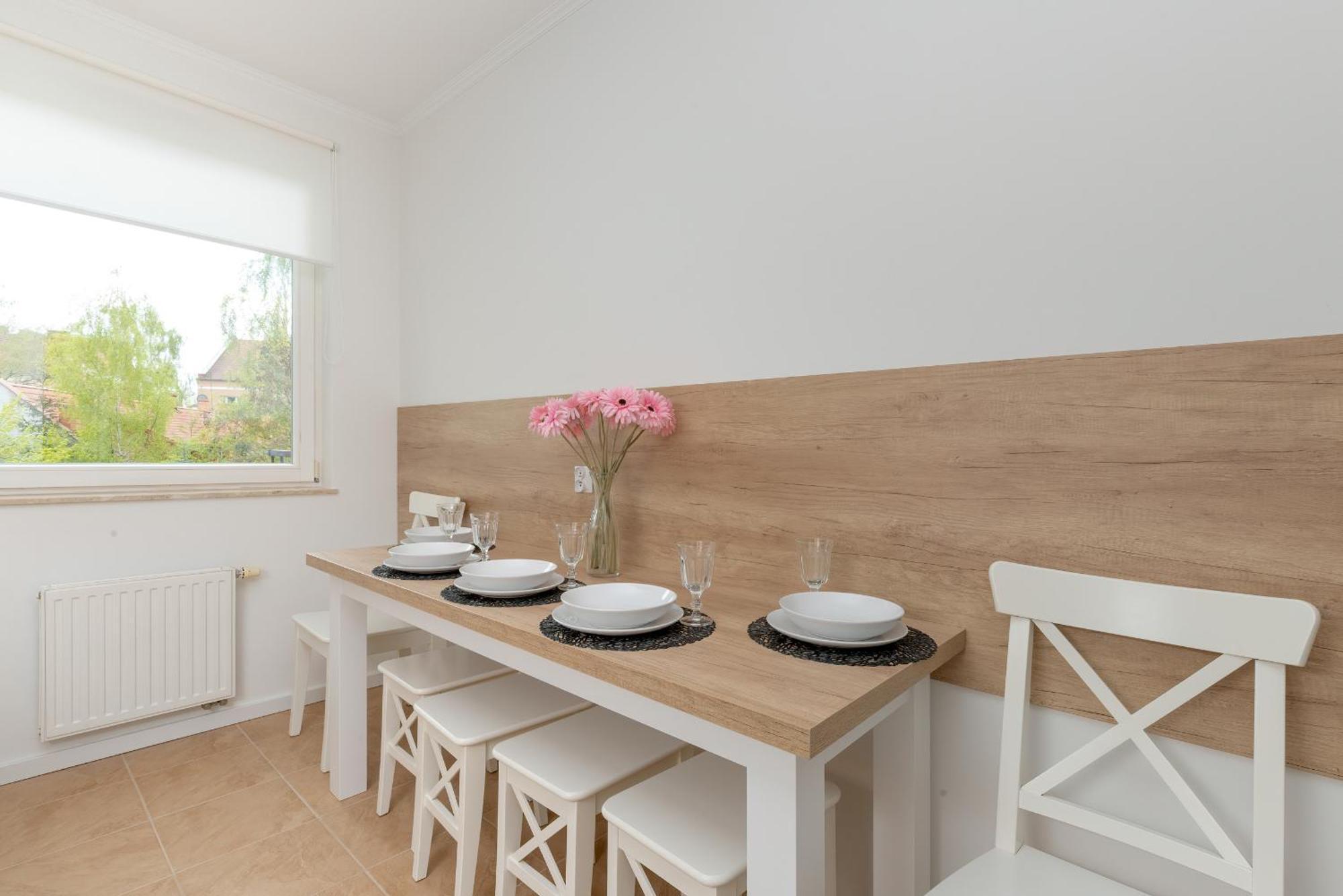 Two Bedroom In With Desk For Remote Work And Bathtub By Renters Danzig