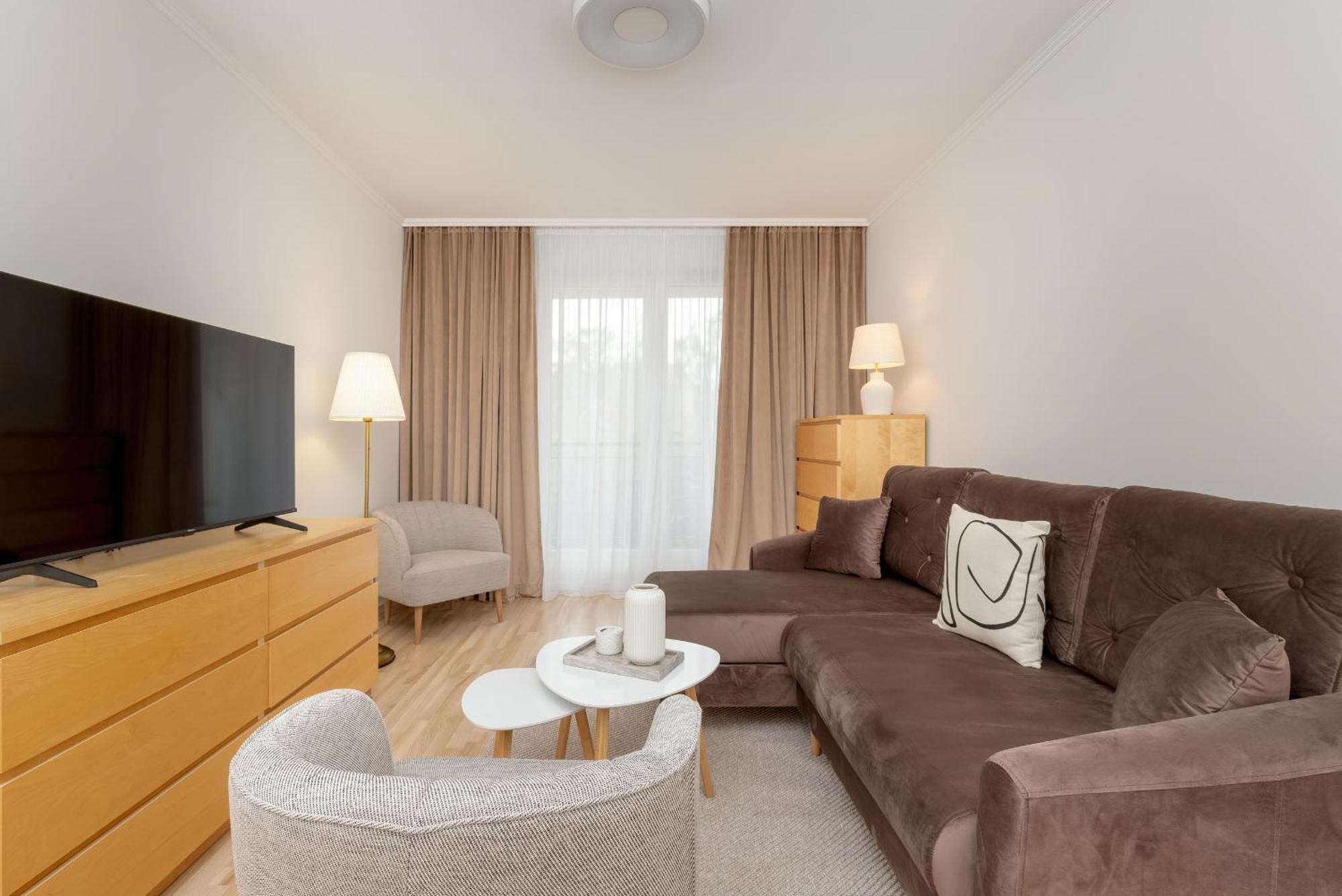 Two Bedroom In With Desk For Remote Work And Bathtub By Renters
