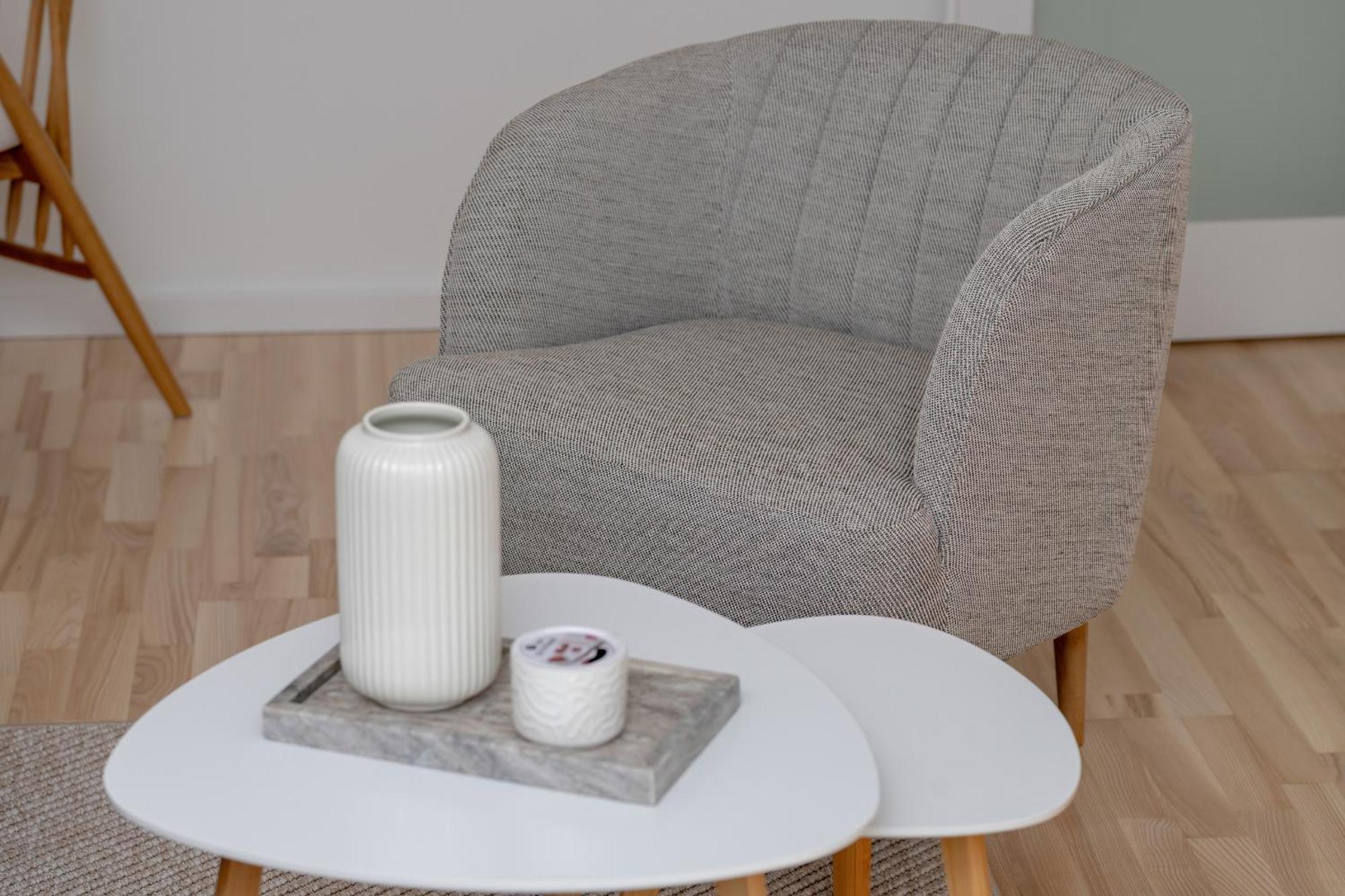 Apartment Two Bedroom In With Desk For Remote Work And Bathtub By Renters